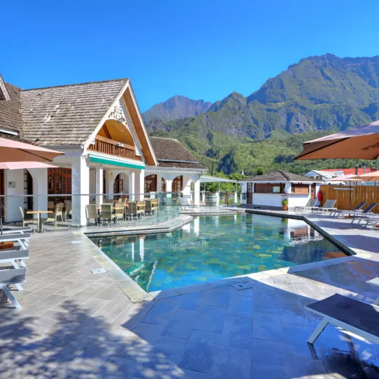 Vue sur la piscine - Le Vieux Cep