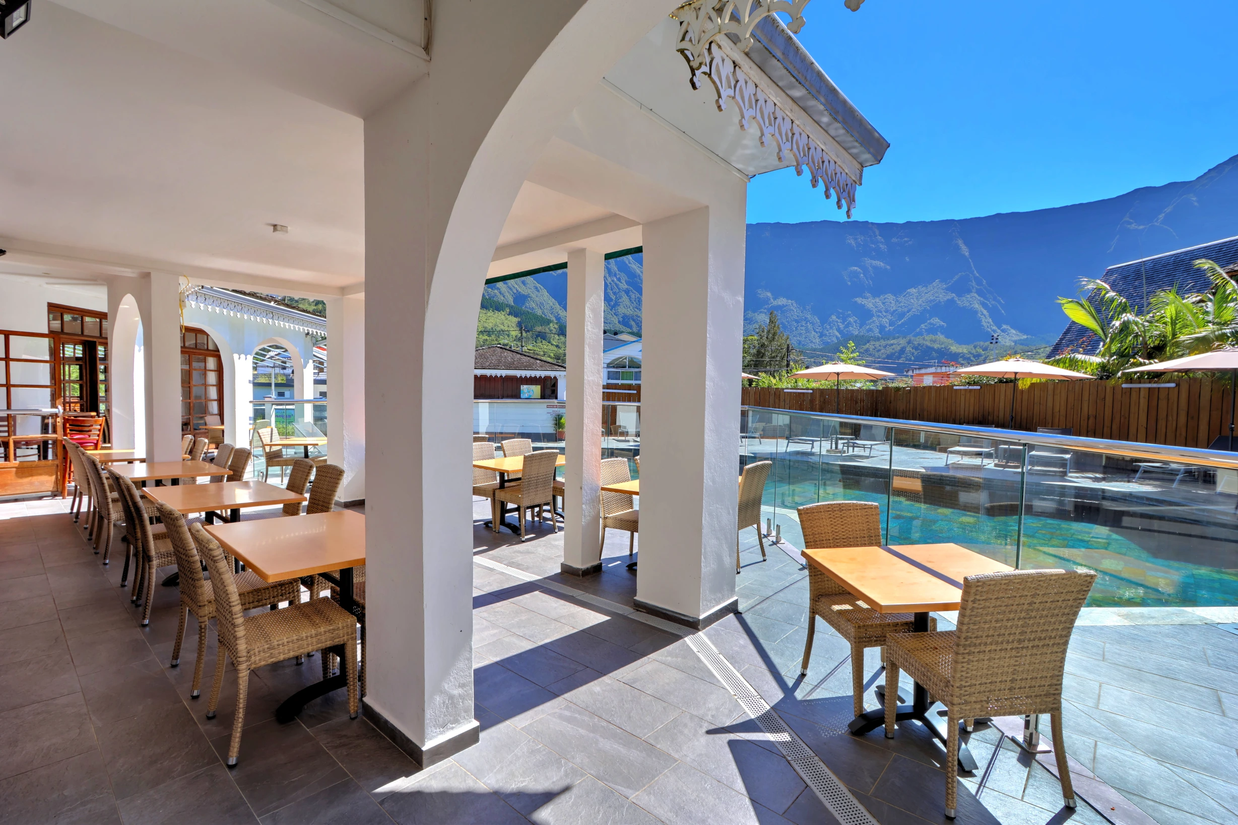 Vue de la piscine côté restaurant - Le Vieux Cep