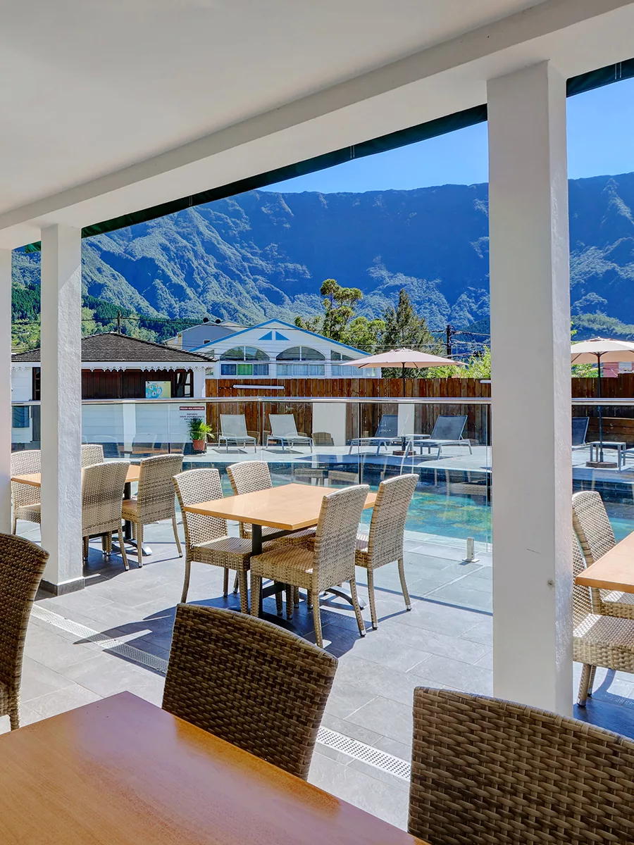 Vue sur piscine côté restaurant - Le Vieux Cep